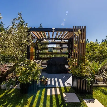 Coastal Bloom Garden & Bbq By Pikhost