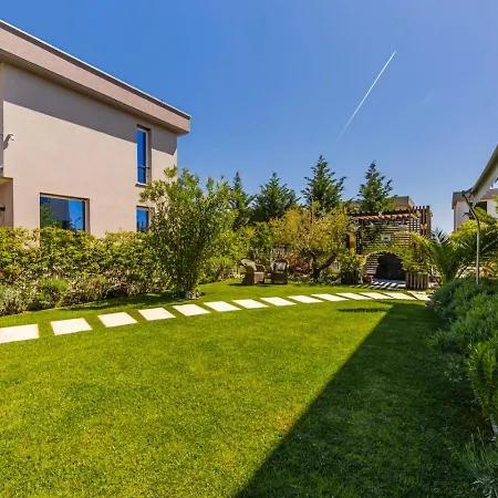 Coastal Bloom Garden & Bbq By Pikhost Villa *