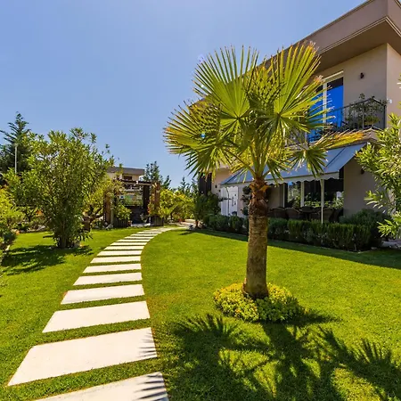 Villa Coastal Bloom Garden & Bbq By Pikhost
