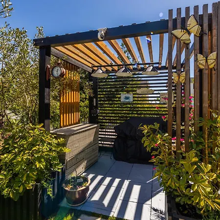 Coastal Bloom Garden & Bbq By Pikhost Draç
